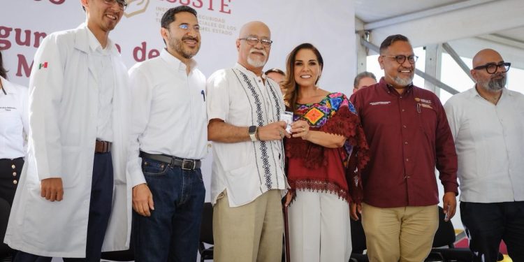 Mara Lezama y Martí Batres entregan credenciales permanentes del ISSSTE a jubilados y pensionados en Playa del Carmen