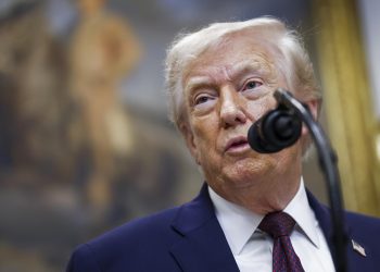 Trump aborda con gobernador de Minnesota operativo de ICE y muertes de civiles