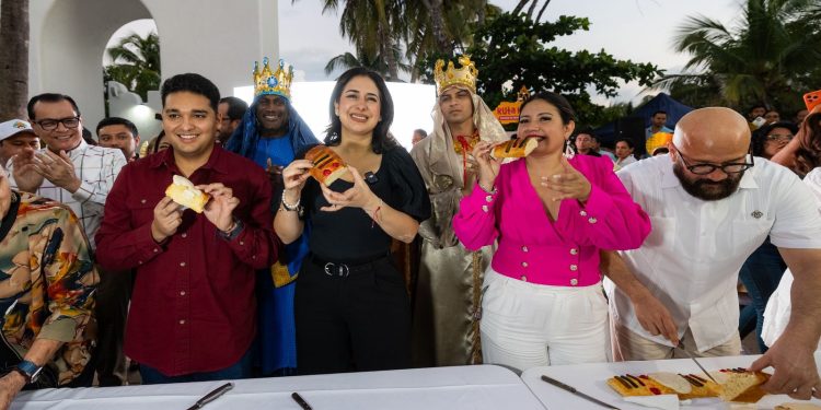 Estefanía Mercado encabezó corte de monumental Rosca de Reyes de 2.5 kilómetros en Playa del Carmen