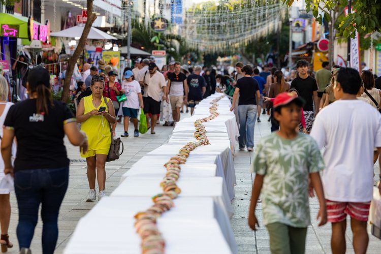 Estefanía Mercado encabezó corte de monumental Rosca de Reyes de 2.5 kilómetros en Playa del Carmen