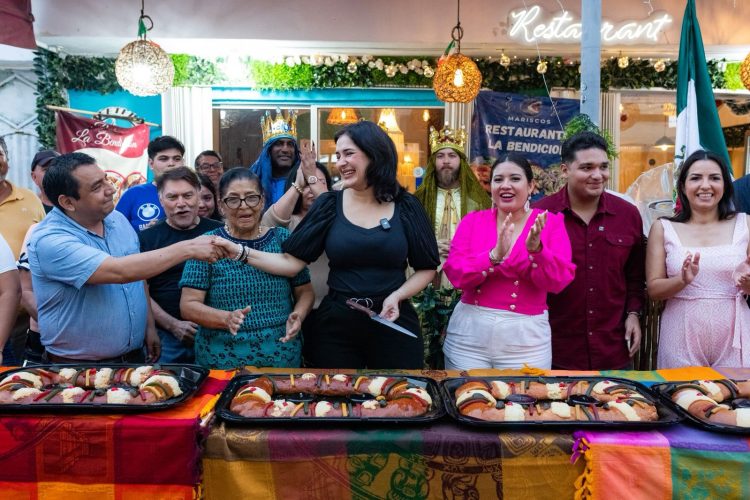Estefanía Mercado encabezó corte de monumental Rosca de Reyes de 2.5 kilómetros en Playa del Carmen