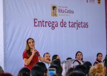 En fortalecimiento al derecho a la educación, Mara Lezama entrega 374 tarjetas de la beca “Rita Cetina”, en Cancún
