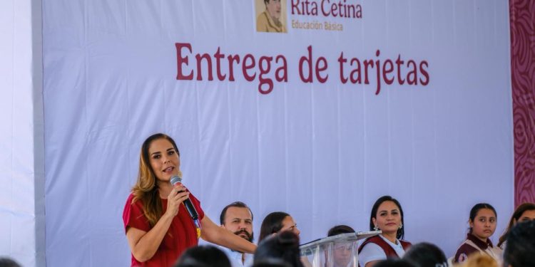 En fortalecimiento al derecho a la educación, Mara Lezama entrega 374 tarjetas de la beca “Rita Cetina”, en Cancún