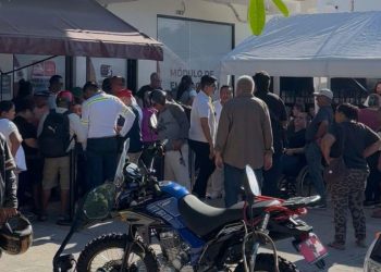 Persisten largas filas por trámite de cambio de placas