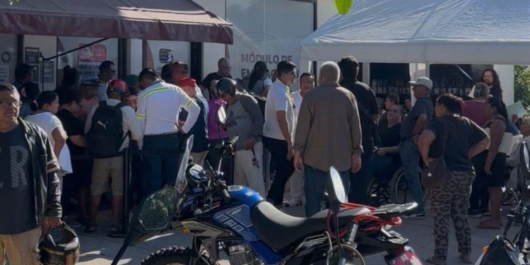 Persisten largas filas por trámite de cambio de placas