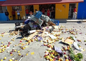 Comerciantes informales cierran la calle Fidencia tras retiro de mercancía