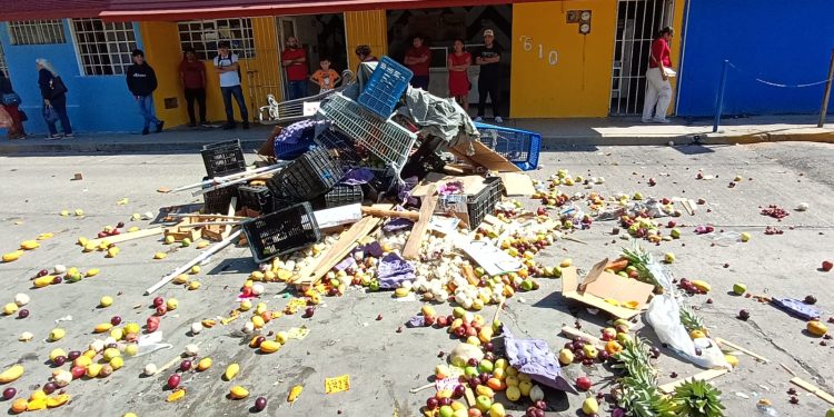 Comerciantes informales cierran la calle Fidencia tras retiro de mercancía