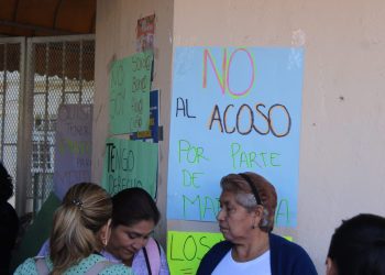Padres protestan en primaria de Parrilla; exigen destitución de maestra por amenazas