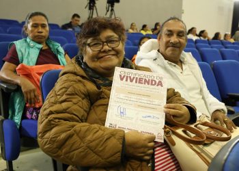 Entregan en Tabasco certificados del programa Viviendas para el Bienestar
