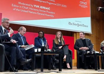 Estudiantes increpan a Felipe Calderón durante conferencia en París