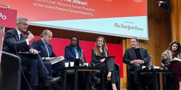 Estudiantes increpan a Felipe Calderón durante conferencia en París