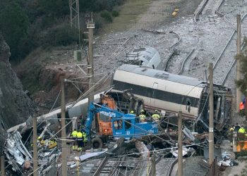 Suman 45 fallecidos tras choque de trenes en el sur de España