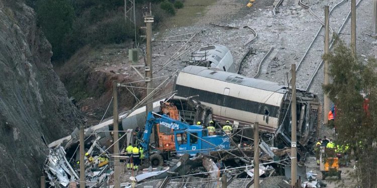 Suman 45 fallecidos tras choque de trenes en el sur de España
