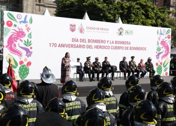 Clara Brugada reconoce historia del Heróico Cuerpo de Bomberos; reafirma su compromiso de fortalecer la institución