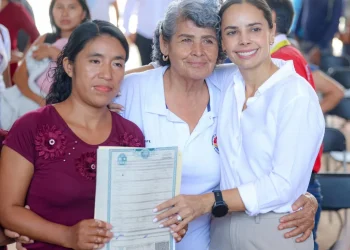 Ana Paty Peralta entrega actas de nacimiento extemporáneas