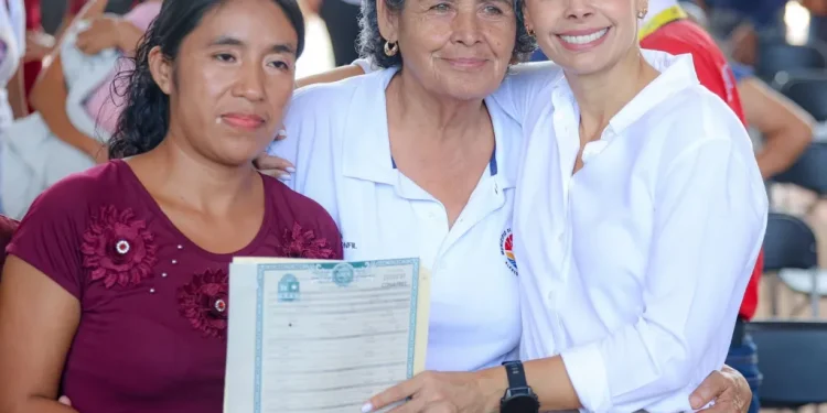 Ana Paty Peralta entrega actas de nacimiento extemporáneas