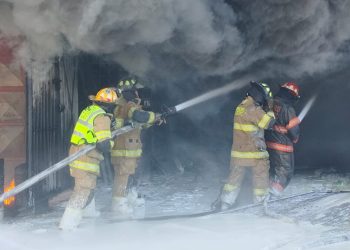 Incendio en fábrica de Ecatepec obliga a evacuar a vecinos