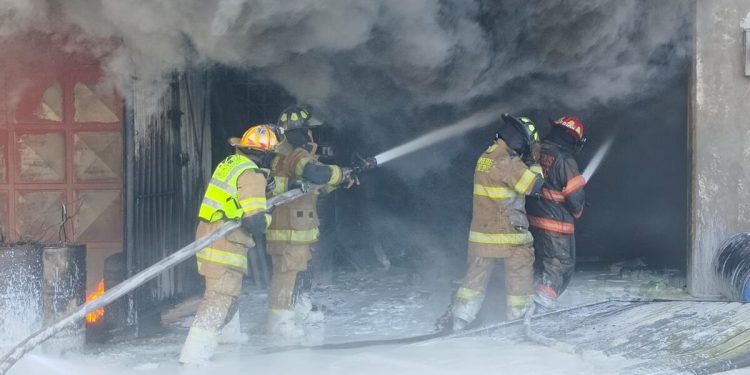 Incendio en fábrica de Ecatepec obliga a evacuar a vecinos