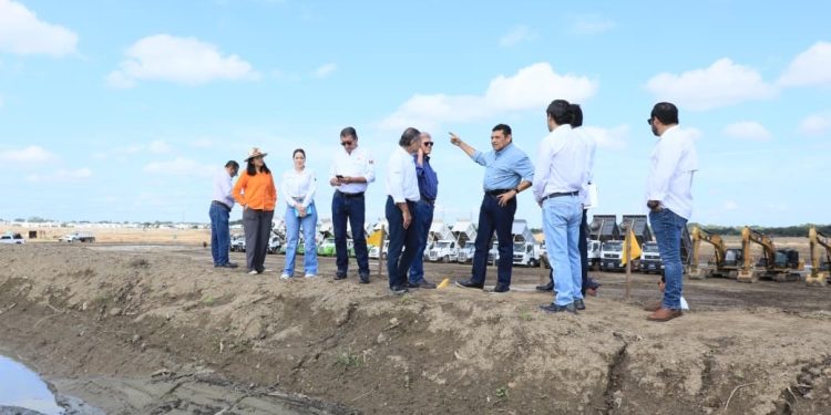 May y Octavio Romero supervisan avances de proyectos de vivienda en Centro