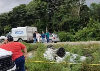 Fallece esposa de subdirector de Protección Civil de Playa del Carmen tras volcadura