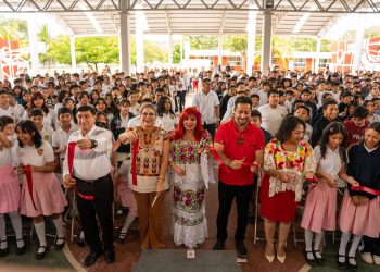En gira de trabajo por Carmen, Layda Sansores inauguró y supervisó obras educativas y de salud