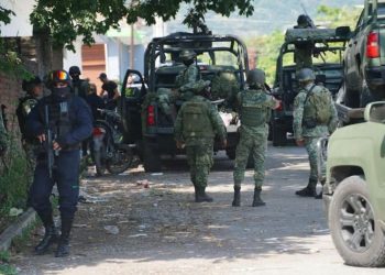 Grupo armado embosca a policía comunitaria en Coahuayana, Michoacán