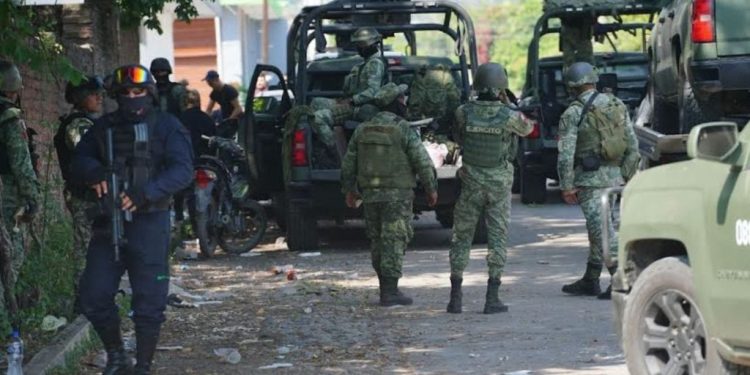 Grupo armado embosca a policía comunitaria en Coahuayana, Michoacán