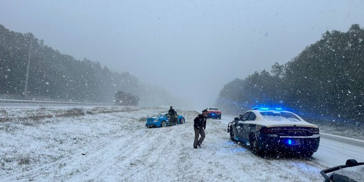 Tormenta invernal en Estados Unidos causa cancelaciones de vuelos