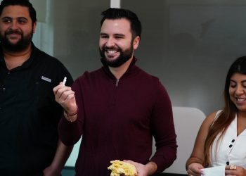 Eric Arcila Arjona al no tener un solo logro profesional más que una estela de corruptelas, usa el manual “Verde” y simula en redes sociales, ordenan a empleados felicitar al parásito