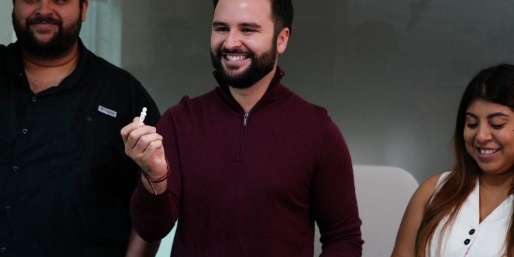 Eric Arcila Arjona al no tener un solo logro profesional más que una estela de corruptelas, usa el manual “Verde” y simula en redes sociales, ordenan a empleados felicitar al parásito