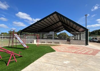 Entregan cancha techada con sanitarios en la comunidad de Centenario, Escárcega