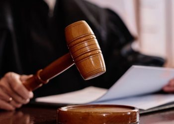 Sheinbaum revela millonarios sueldos y gastos de magistrados de la administración anterior