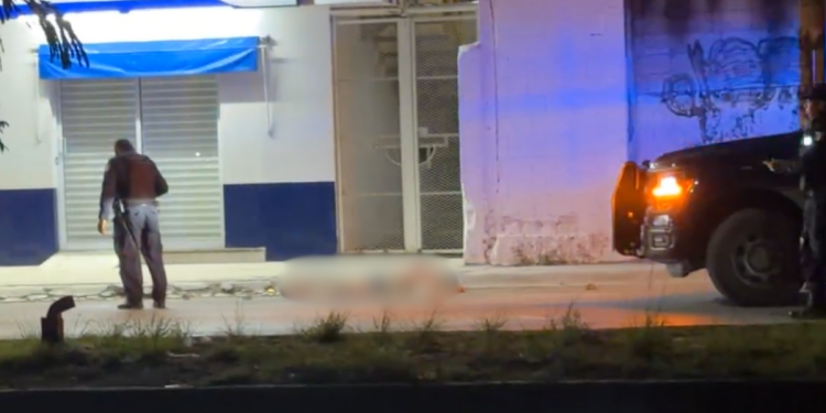Ejecutan a mujer frente a farmacia Similares en Cancún; recibió al menos siete disparos