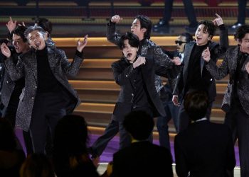 ARMY se moviliza en CDMX por falta de información en venta de boletos de BTS