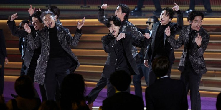 ARMY se moviliza en CDMX por falta de información en venta de boletos de BTS