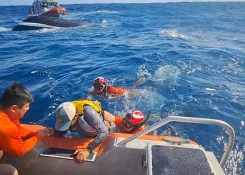 Marina auxilia a tres personas tras naufragio frente a costas de Chiapas