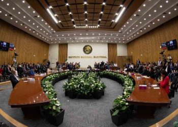 Reforma electoral divide a aliados por recortes y plurinominales