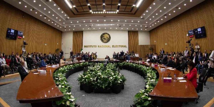 Reforma electoral divide a aliados por recortes y plurinominales