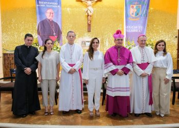 Asiste Mara Lezama a la toma posesión de Salvador González como segundo obispo de la Diócesis Cancún-Chetumal; refrenda voluntad de trabajar por la Construcción de Paz