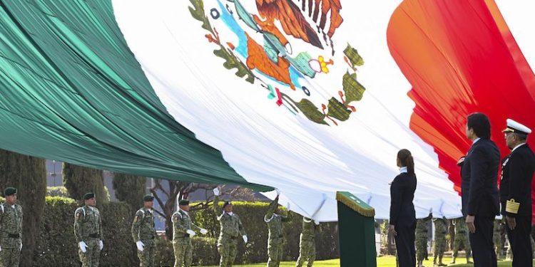 “México es dignidad, valentía y grandeza”: Claudia Sheinbaum en ceremonia por el Día de la Bandera