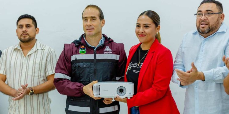 Entregan nuevo equipo de cómputo y mobiliario para fortalece sus áreas administrativas del Ayuntamiento de Tulum