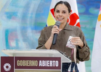 Entrega Ana Paty peralta gafetes de identificación a personal del Dif BJ