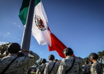 Autoridades Gubernamentales conmemoran honores a la Bandera Nacional