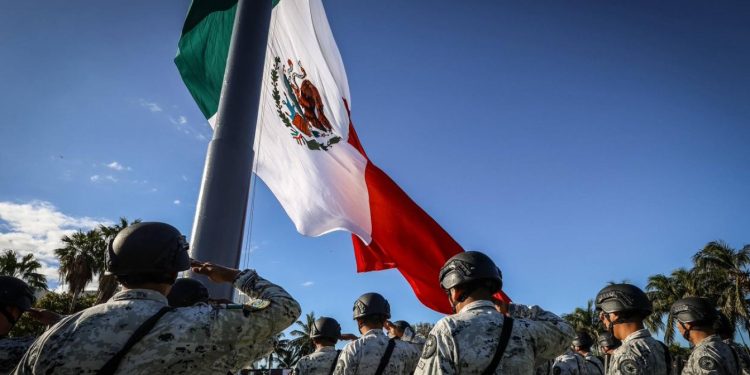 Autoridades Gubernamentales conmemoran honores a la Bandera Nacional