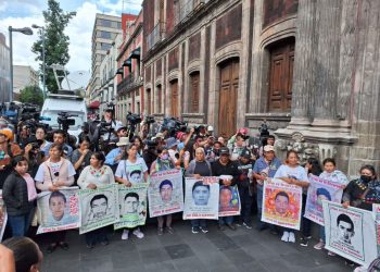 Padres de los 43 mantienen protesta y esperan encuentro con la presidenta