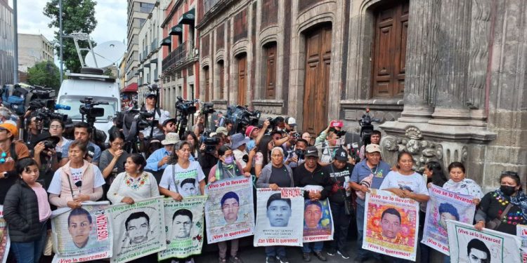 Padres de los 43 mantienen protesta y esperan encuentro con la presidenta