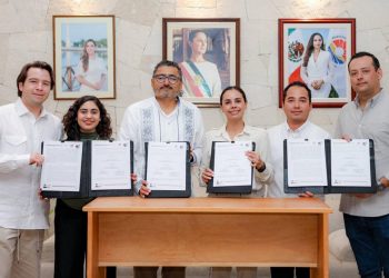 Ana Paty Peralta firma convenio con INSUS