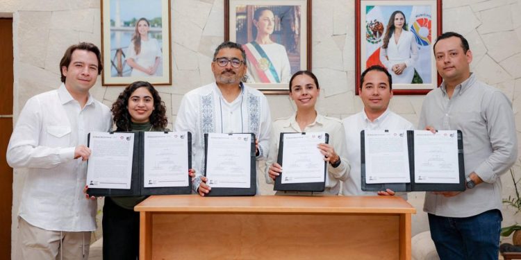 Ana Paty Peralta firma convenio con INSUS