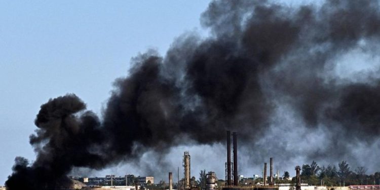 Un incendio de gran magnitud se registró en la refinería Ñico López en La Habana.