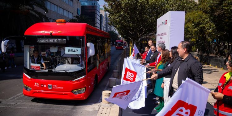 Pone en marcha Clara Brugada nueva ruta Quetzalcóatl del Metrobús; con esto se fortalece la electromovilidad, asegura